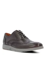 Zapato tipo Oxford con diseño brogue, confeccionado en cuero color marrón oscuro. Presenta cordones al tono y una suela de goma gris con diseño deportivo.