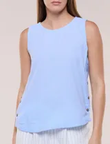 Blusa sin mangas color celeste, de cuello redondo y corte recto, con detalle de botones decorativos en el lateral del ruedo.