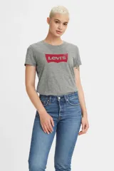 Remera gris de corte clásico con logo de Levi's en rojo.