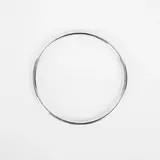 Brazalete tipo esclava de alambre redondo, confeccionado en plata 925 con acabado pulido brillante.
