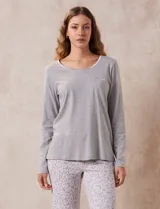 Remera de pijama gris de algodón, con escote redondo, bolsillo en el pecho y mangas largas.
