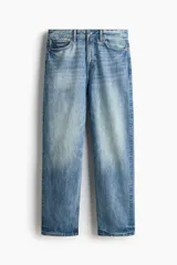 Pantalón jean de corte holgado estilo loose, tiro bajo y piernas anchas, confeccionado en denim de algodón grueso con efecto deslavado.