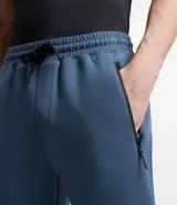 Pantalón deportivo masculino liso color negro, con ajuste elástico en la cintura y bolsillos laterales.