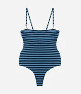 Malla enteriza de poliamida con diseño de rayas horizontales en azul y negro. Presenta escote recto, breteles finos y cierre en la espalda.