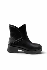 Botas cortas de cuero sintético color marrón, con suela track negra y detalle de textura símil cocodrilo en el lateral.