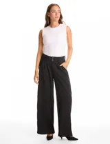 Pantalón palazzo de tiro alto con pierna ancha y caída fluida. Presenta cierre frontal con doble botón, pinzas en la cintura y cintura elástica en la parte posterior. Incluye bolsillos laterales funcionales.