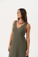 Vestido largo verde militar con escote en V, sin mangas y tajos laterales.