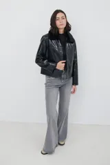 Chaqueta de efecto cuero brillante con acabado charol, cuello con solapas de piel sintética, cierre frontal con botones y bolsillos laterales.