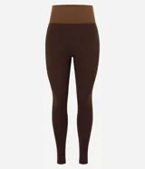 Pantalón legging deportivo Get Over de tiro alto, confeccionado en microfibra seamless de color marrón con detalles laterales en tono tostado y cintura ancha acanalada.