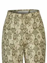 Pantalón de tiro alto con corte recto, confeccionado en una mezcla de algodón orgánico, lino y spandex. Presenta un estampado geométrico estilo damasco en tonos verde oliva y beige.