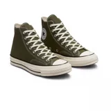 Championes Converse Chuck 70 de caña alta color verde oliva con cordones blancos y suela de goma color hueso.