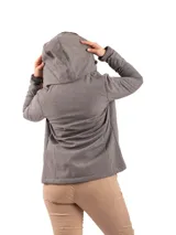 Campera marrón de neopreno con cierre frontal y bolsillos laterales con cierre.