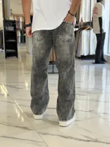 Pantalón de jean gris con lavado ácido, corte holgado de estilo oversize y diseño recto.
