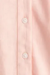 Camisa de corte holgado confeccionada en mezcla de lino y viscosa, de color rosado. Presenta cuello abierto, cierre frontal con botones, hombros caídos y mangas tres cuartos.