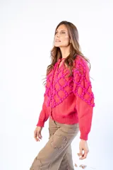 Cárdigan celeste de lana merino con diseño calado en color crudo y botones de nácar.