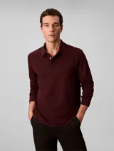 Chomba de manga larga Calvin Klein confeccionada en algodón interlock, con cuello clásico, cartera con botones y logo de la marca bordado en el pecho.