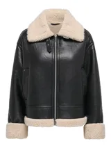 Campera estilo aviador de cuero sintético negro con interior y detalles en corderito color crema. Presenta cierre frontal metálico, cuello solapa, mangas largas con puños de corderito y bolsillos laterales.