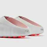 Chancletas Nike Mind 001 Slide en color gris claro con detalles en rojo brillante en la suela y el logo de la marca en el lateral.