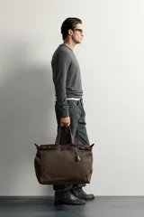 Jersey regular fit de punto ligero color gris oscuro, tejido en hilatura de lana con cuello redondo, manga larga y acabados en rib.
