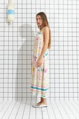 Vestido midi negro de modal satin, con tirantes finos y estampado multicolor de temática marina (peces, estrellas, casas).