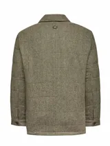 Chaqueta tipo blazer para hombre, confeccionada en mezcla de lana con diseño de espiga en tonos marrones. Presenta cierre frontal de tres botones, solapas clásicas, bolsillos laterales con solapa y un bolsillo en el pecho. Cuenta con un diseño estructurado y elegante.