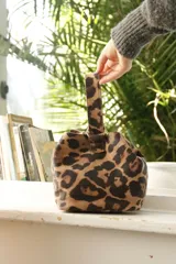Mini bag tipo limosnera con estampado animal print de leopardo y asa corta.