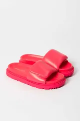 Sandalia tipo slide color fucsia, con suela track de plataforma y tira ancha acolchada en el empeine.