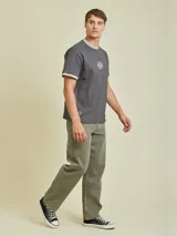 Jean de corte loose fit, confeccionado en algodón, con diseño de cinco bolsillos y cierre frontal con botón y cremallera.