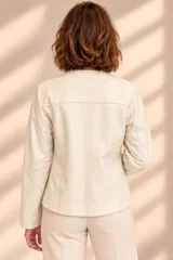 Campera de cuero negro con detalles de costuras decorativas en los bordes delanteros y mangas largas.