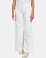 Jeans blancos de tiro medio, pierna amplia y estilo acampanado, de la línea 1978 D-Akemi de Diesel.
