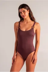 Traje de baño enterizo marrón chocolate con tejido de canalé, escote redondeado, espalda abierta, tirantes anchos con hebillas a tono y copas removibles.