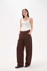 Pantalon jean de corte barrel y tiro medio, en color negro, con diseño de pierna ancha y estructura rígida.