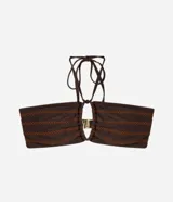 Top de bikini bandeau marrón con tirantes cruzados al cuello y diseño fruncido con detalles bordados en contratono.