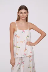 Blusa de viscosa con breteles finos, diseño holgado y estampado veraniego con motivos marinos y frutales.