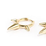 Par de aros tipo argolla dorados con tres pinchos.