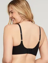 Bralette de microfibra color beige, con diseño de acabado invisible, pads removibles, tiras regulables y espalda en U. No posee aros.