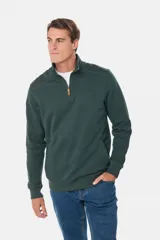 Buzo color borgoña de felpa con medio cierre frontal y cuello alto.