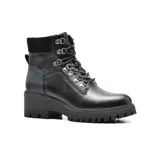 Bota de cuero color blanco con caña media, acordonada con herrajes metálicos dorados, cuello acolchado de tejido acanalado y suela track con plataforma.