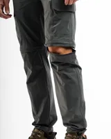 Pantalón de trekking negro con cierre a la altura de la rodilla para convertirse en short.