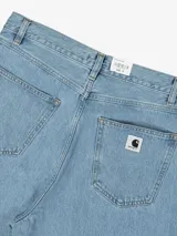 Pantalón de jean Carhartt WIP modelo Brandon, de corte holgado y pierna recta. Confeccionado en denim de algodón con lavado claro, presenta cintura regular, cierre de cremallera y diseño de cinco bolsillos.
