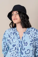 Gorro piluso color beige con pespuntes.