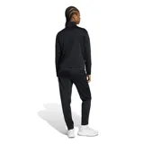 Conjunto deportivo Adidas Essentials Big Tracksuit color negro, compuesto por una campera de cuello alto con cierre frontal y el logo de la marca en la manga, y un pantalón largo de corte clásico.