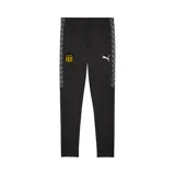 Pantalón deportivo Puma del Club Atlético Peñarol, color negro con franjas laterales grises con diseño geométrico. Presenta el escudo del club en el muslo derecho y el logo de Puma en el izquierdo.