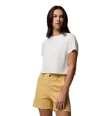 Remera corta de color blanco, de manga corta, con cuello redondo acanalado y ajuste ceñido al cuerpo. Confeccionada con tecnologías de protección solar y absorción de humedad.