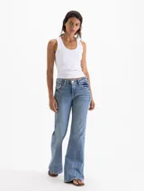 Jeans Serena Light de tiro medio-bajo y fit bootcut, confeccionado en denim con lycra, con lavado celeste claro y contrastes.