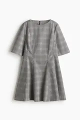 Vestido corto de sarga con estampado de cuadros, escote redondo, mangas al codo y cintura entallada con costuras visibles.