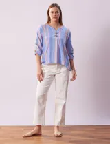 Blusa de algodón con diseño de rayas verticales en tonos azul, rosado y amarillo, escote en V con botones de madera, y mangas cortas con detalles de botones en los laterales.