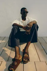 Pantalón de popelina de algodón color azul marino, de corte relajado y pierna recta. Presenta cintura elástica con cordón de ajuste oculto y bolsillos laterales y traseros.