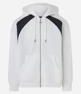 Saco con capucha y cierre frontal de cremallera, confeccionado en tejido de algodón y poliéster. Presenta un diseño bicolor con cuerpo blanco y paneles laterales en gris oscuro, mangas largas y bolsillos delanteros.