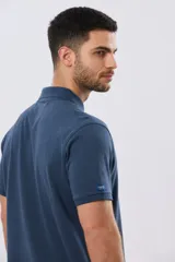 Remera polo lisa de piqué en color bordó, con cuello camisero, cierre frontal con botones y mangas cortas.